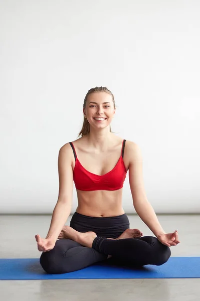 Hermosa joven haciendo ejercicio de yoga — Foto de Stock