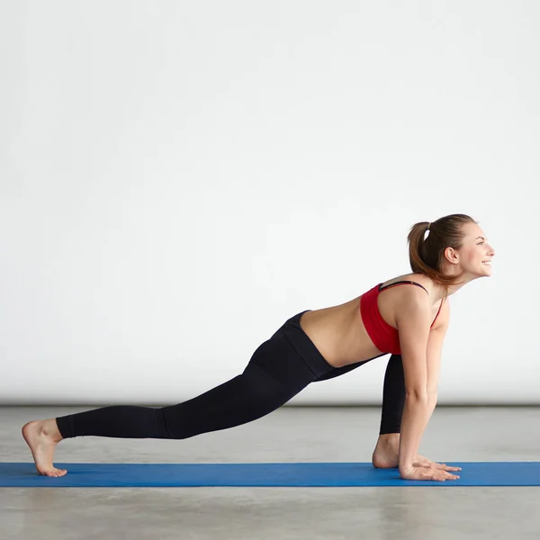 Mujer hacer yoga en la estera con espacio de copia — Foto de Stock