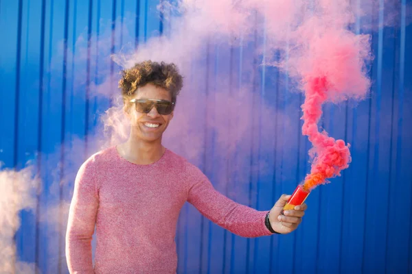 Feliz adolescente con pelo rizado y granada de humo — Foto de Stock