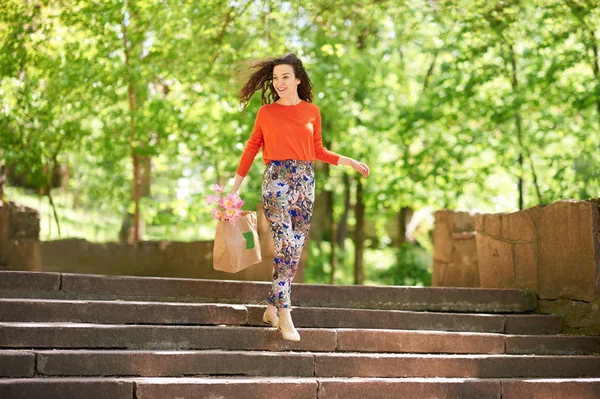 Ritratto della ragazza di shopping di modo . — Foto Stock