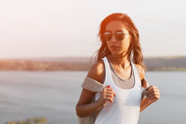 Hipster giovane ragazza con zaino guardando di lato . — Foto Stock