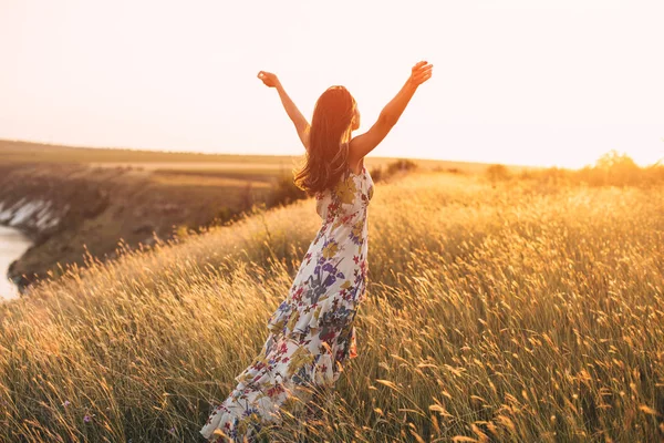 Rückansicht der freien glücklichen Frau, die die Natur genießt. — Stockfoto