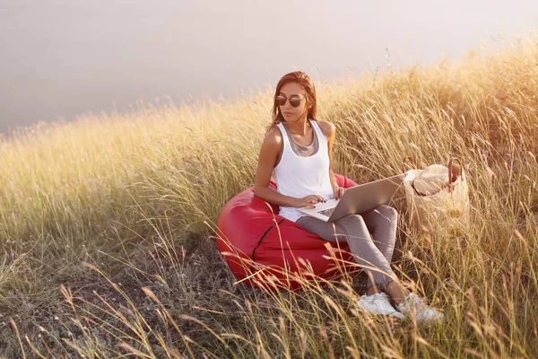 Hipster freelancer donna lavora all'aperto in prato — Foto Stock