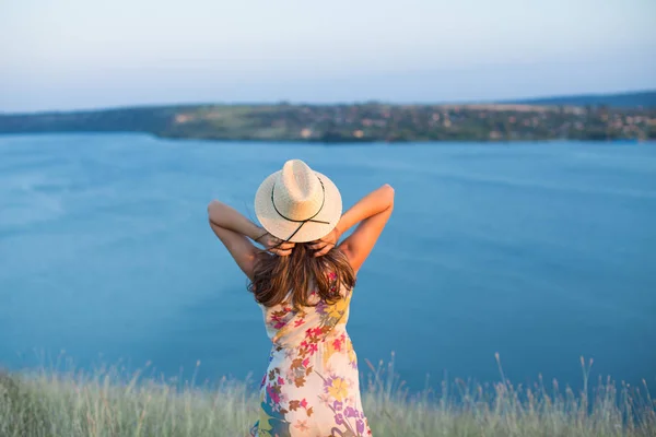 Verano vista trasera retrato de una mujer joven con un sombrero —  Fotos de Stock