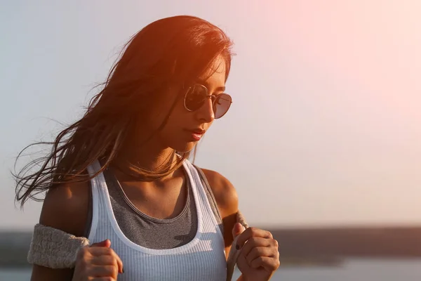 Retrato de mujer bonita senderismo con mochila — Foto de Stock