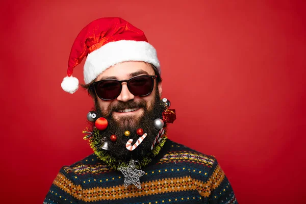 Homem de Natal em chapéu de Santa e óculos de sol — Fotografia de Stock