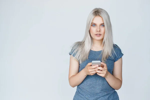 Estudante menina em t-shirt com espaço de cópia — Fotografia de Stock