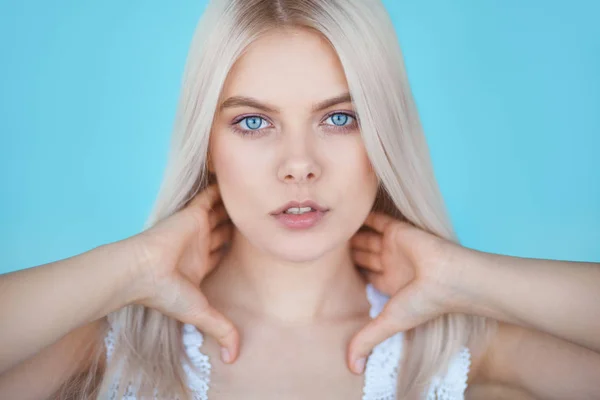 Belleza adolescente chica en azul color de fondo —  Fotos de Stock