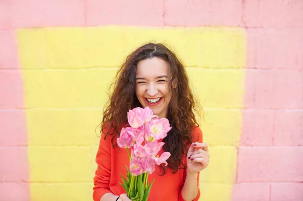 Belle jeune fille avec un bouquet de fleurs — Photo