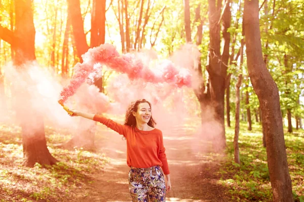 Junge Frau mit rosafarbener Rauchbombe — Stockfoto