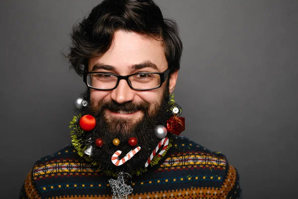 Молодий чоловік зі святковою різдвяною бородою — стокове фото