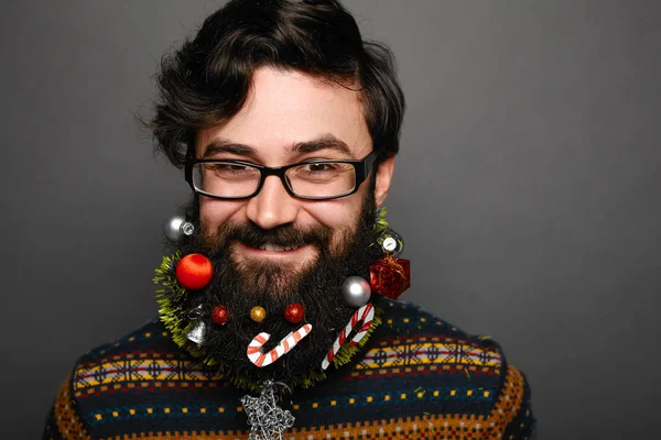 Joven con barba navideña festiva — Foto de Stock