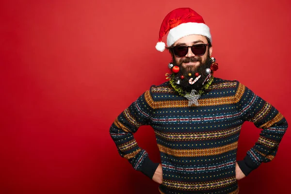 Человек в шляпе Санта-Клауса и солнцезащитных очках — стоковое фото
