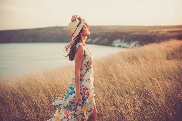 가벼운 여름 드레스에 현대 여자 — 스톡 사진