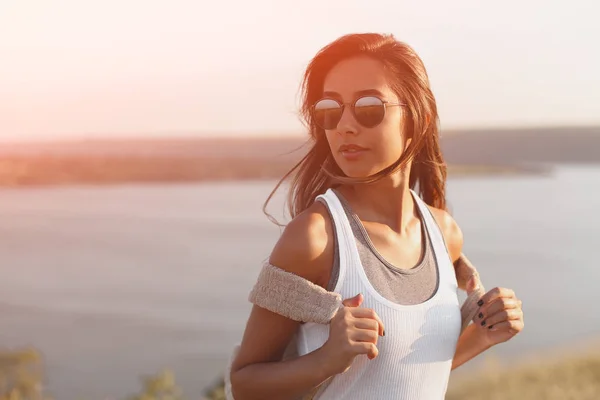 Hipster latin ung kvinna med ryggsäck — Stockfoto