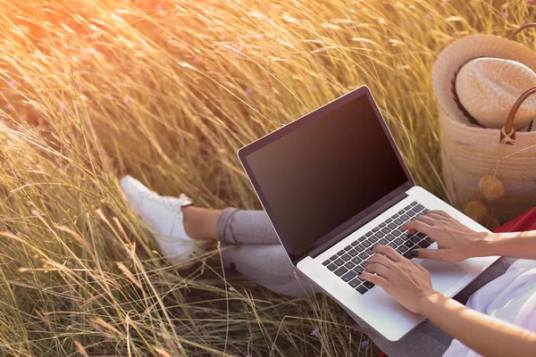 Frau tippt auf Laptop — Stockfoto