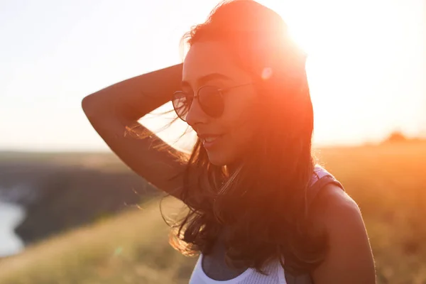 Schöne junge Frau posiert an einem windigen Sommertag — Stockfoto