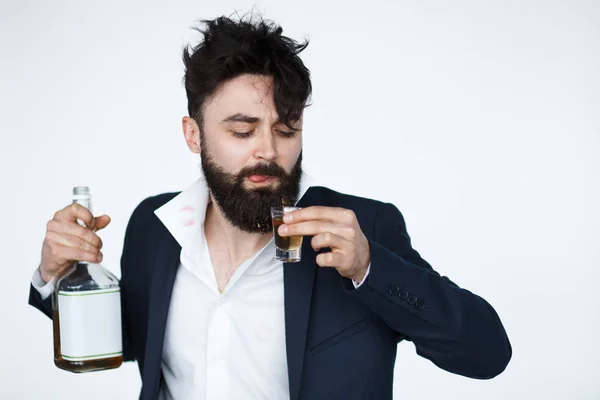 Hombre borracho bebiendo un vaso de bebida alcohólica . — Foto de Stock