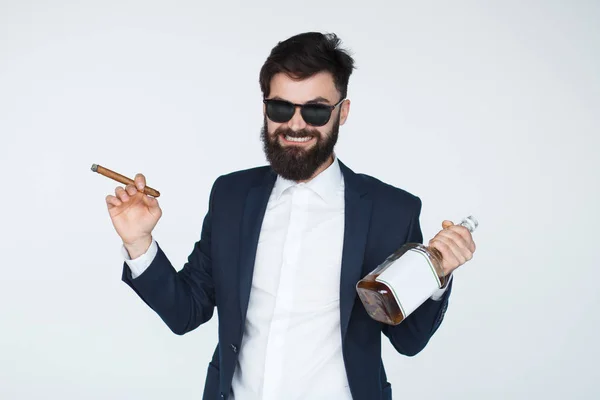 Homem fumante feliz com bebida alcoólica — Fotografia de Stock