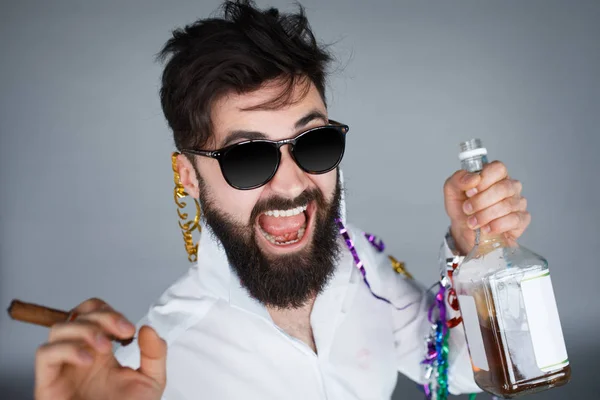 Homem comemorando com garrafa de uísque — Fotografia de Stock