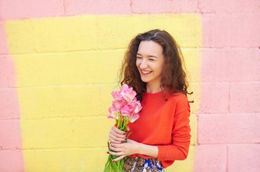 Buket renkli arka plan üzerinde kızla