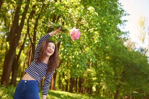Щаслива і весела дівчина з тюльпанами — стокове фото
