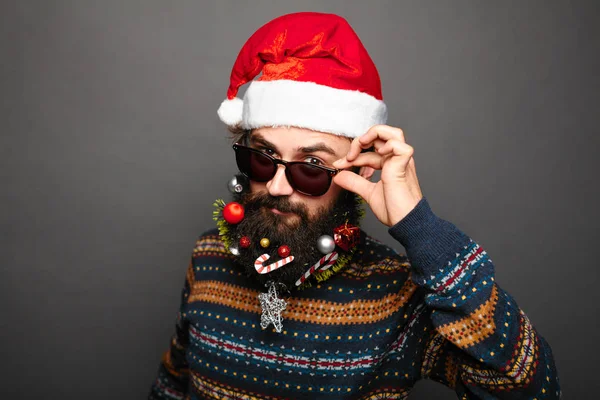 サンタ帽子とサングラスの男 — ストック写真