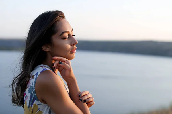 Menina bonita desfrutando de vento e respiração — Fotografia de Stock