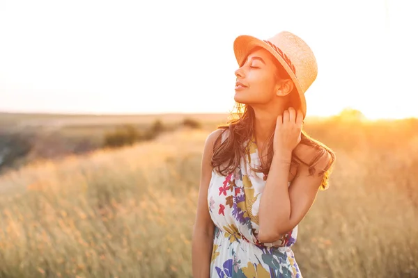 Tersenyum gadis cantik menikmati matahari di luar — Stok Foto