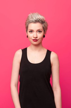 Kısa sarı boyalı saçlı kız