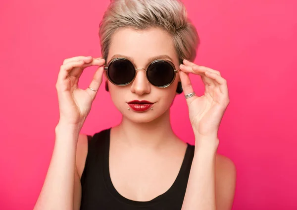 Flicka i retro solglasögon — Stockfoto