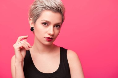 Hippi kız sarı saçları ve pembe arka plan üzerinde delme ile