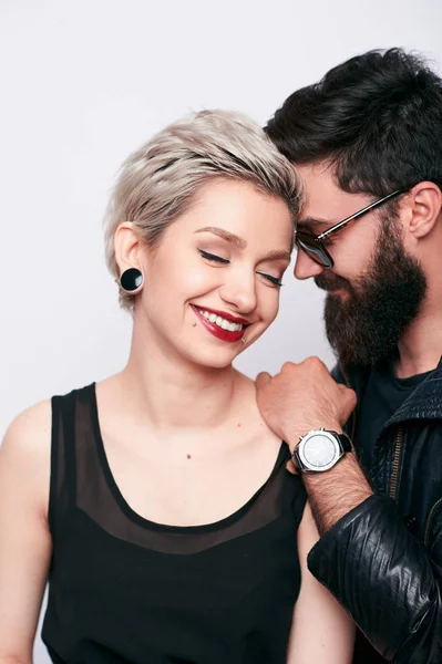 Verliebtes Modepaar in stylischer Straßenkleidung — Stockfoto