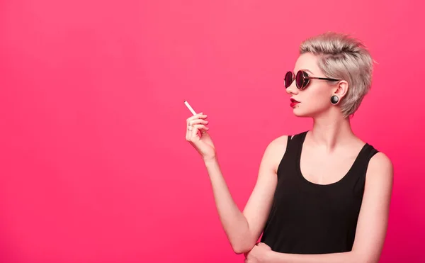 Young woman with short blond hairstyle smoking a cigarette. — Stock Photo, Image