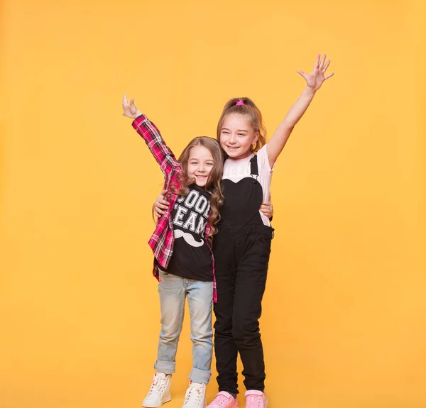 Dos niñas felices abrazándose entre sí — Foto de Stock