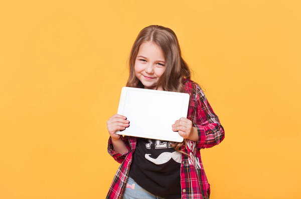 Стильный милый ребенок с планшетным компьютером
