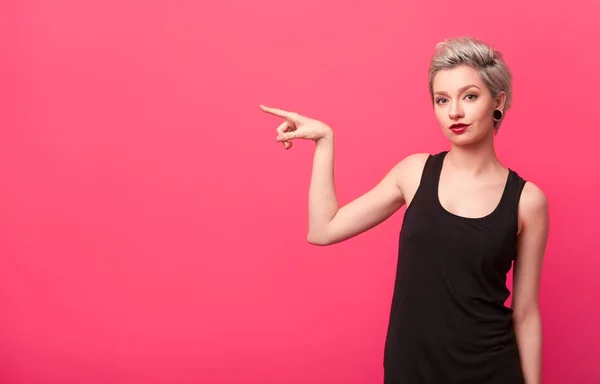 Stylische moderne junge Frau zeigt, um Raum zu kopieren — Stockfoto
