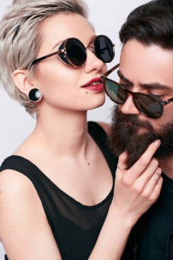 Tutkulu genç aşıklar.