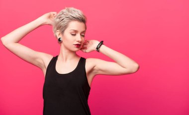 Moda saç modeli ile sarışın