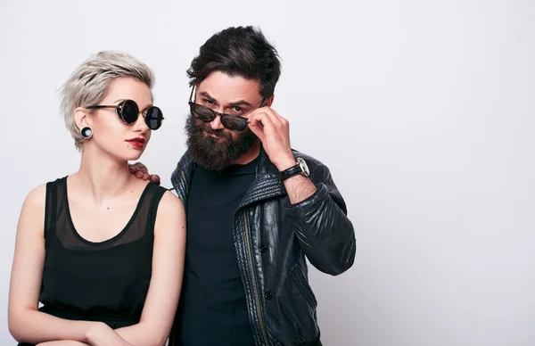 Casal de moda em roupas de couro posando em estúdio — Fotografia de Stock