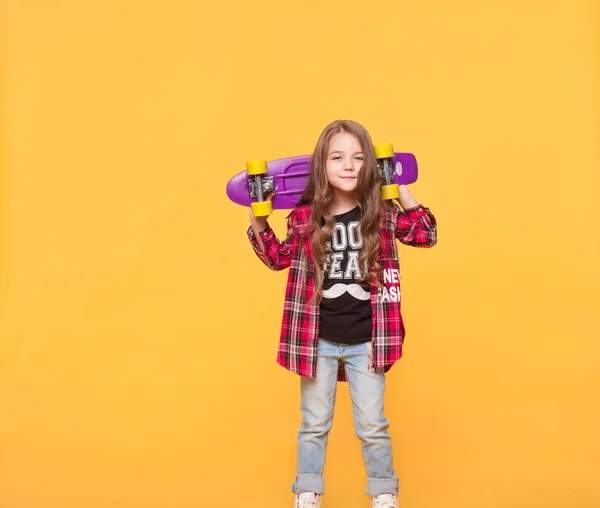 Menina em roupas hipster casuais isolado sobre fundo amarelo — Fotografia de Stock