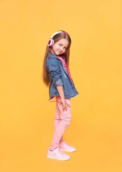 Rua moda menina em roupas coloridas elegantes — Fotografia de Stock