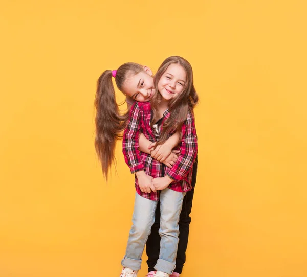 Feliz chica divertida hermanas abrazando y riendo — Foto de Stock