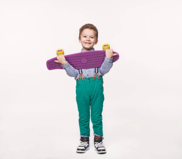 Gelukkige jongen ontvangen een geschenk gloednieuwe skate board — Stockfoto