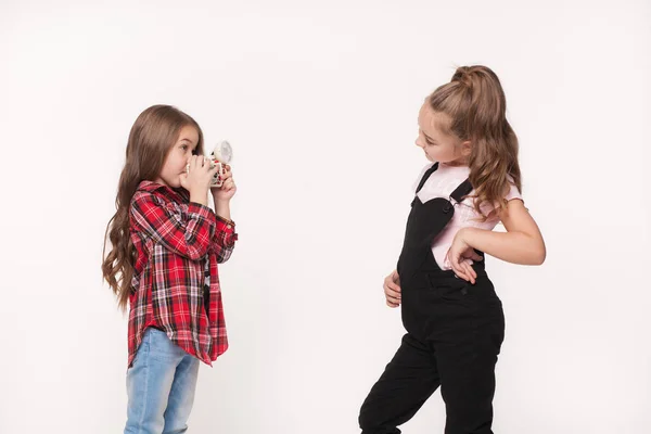 Dos niños niña tomando una foto el uno al otro — Foto de Stock