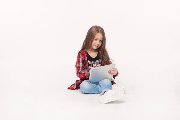 Menina com tablet pc isolado no fundo branco — Fotografia de Stock