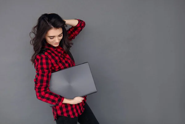 Lässige junge Frau mit nagelneuem Laptop — Stockfoto