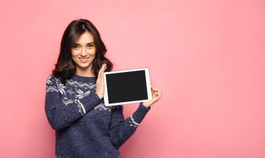 Bir boş tablet ekran gösterilen sıradan genç kadın