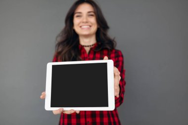Kadın tablet ekranda bir app sunulması