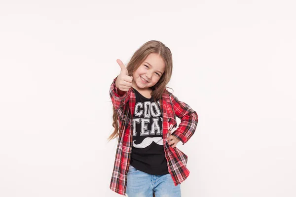 Menina criança feliz com sinal de polegar para cima — Fotografia de Stock